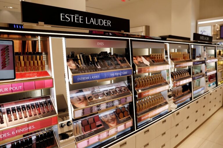 Estée Lauder, propietario de Clinique y Mac, cae fuertemente en el mercado de valores a pesar de proporcionar un aumento en las ventas este año