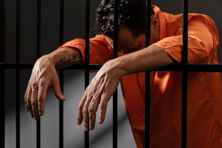 Experta advierte que falta inversión estatal agrava crisis penitenciaria.