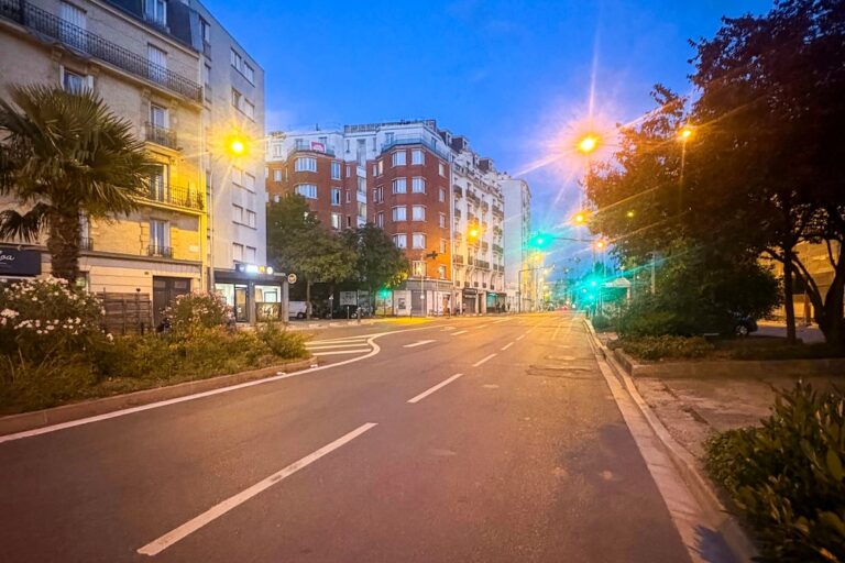 Francia extiende el toque de queda para que los menores prevenieran las perturbaciones urbanas y las guerrillas