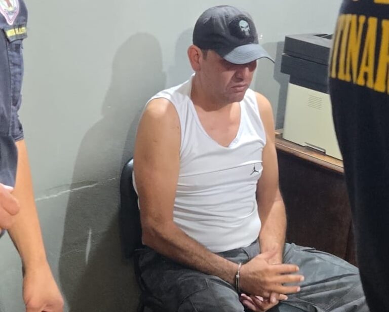 Guardiacárcel detenido por ingresar cocaína, herido levemente.