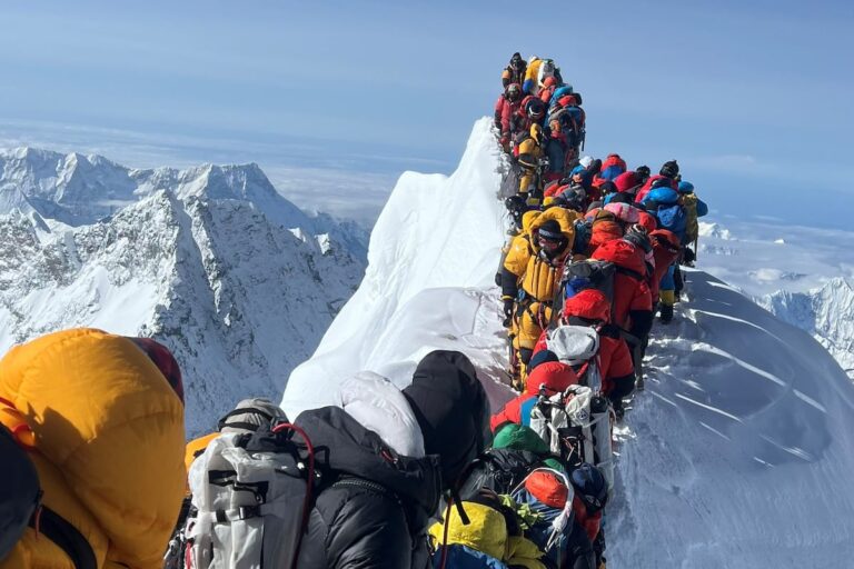 Hacer la cima en el Everest será más caro