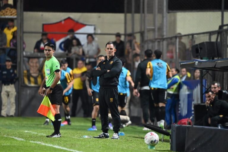 Víctor Bernay reconoce el compromiso de sus jugadores, aun tras la derrota – Guaraní.