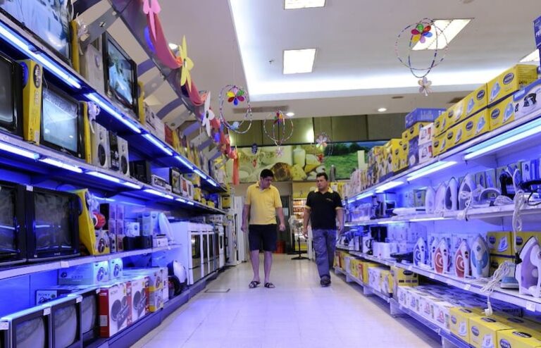 Importadores anticipan reducción de precios si dólar desciende.
