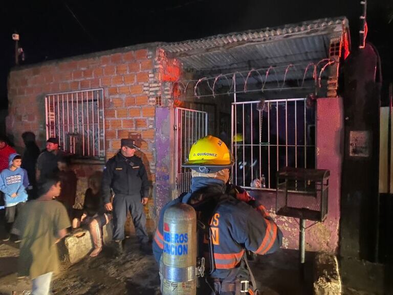 Incendio en Chacarita causa daño a tres viviendas.