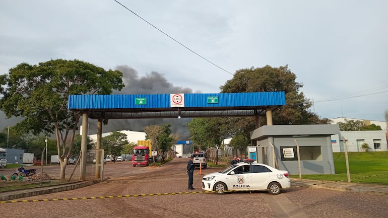 Incendio se propagó a 12 depósitos en Luque.
