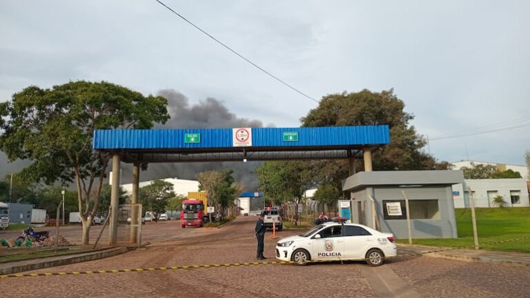 Incendio se propagó a 12 depósitos en Luque.