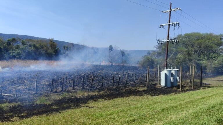 Incendios en Paraguarí destruyen viviendas y transformadores dañados.
