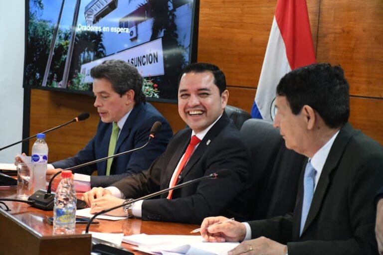 Incertidumbre y desconfianza marcan inicio de gestión de Bello.