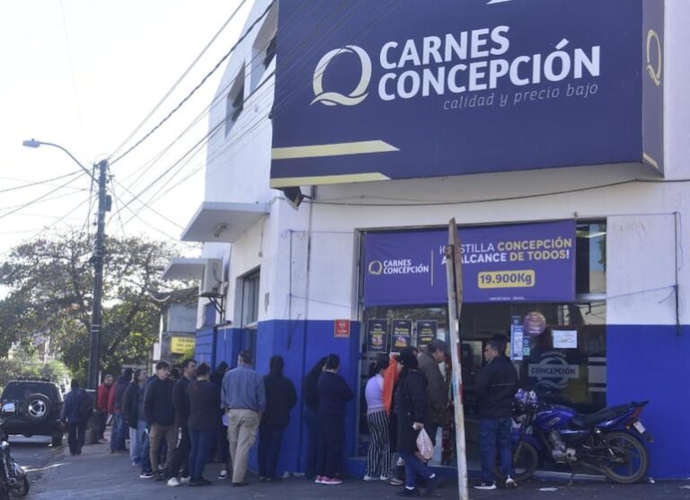 “Itinerante” aglomeración frente a frigorífico en Asunción por oferta cárnica.