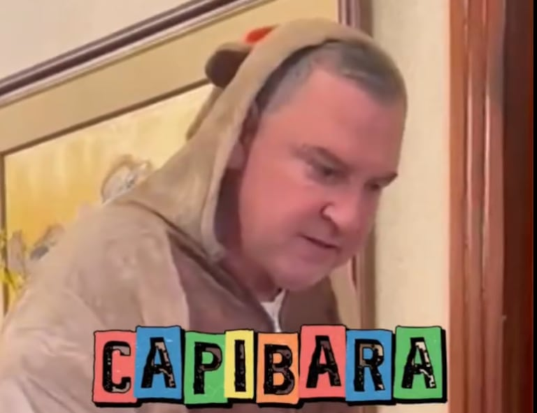 Javier Zacarías Irún se disfrazó de capibara y generó comentarios.