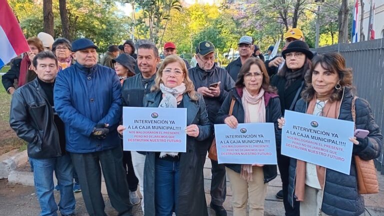 Jubilados protestan ante el Panteón de los Héroes.