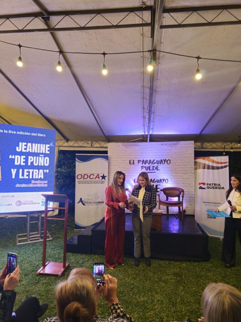 La expresidenta Jeanine Áñez presenta su libro en Paraguay.