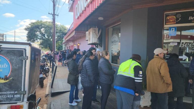 Luque: venta de carne a mitad de precio, largas filas.