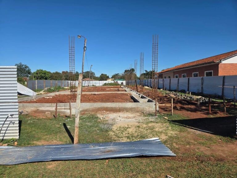 MEC detiene obras en colegios, provocando reacciones comunitarias.