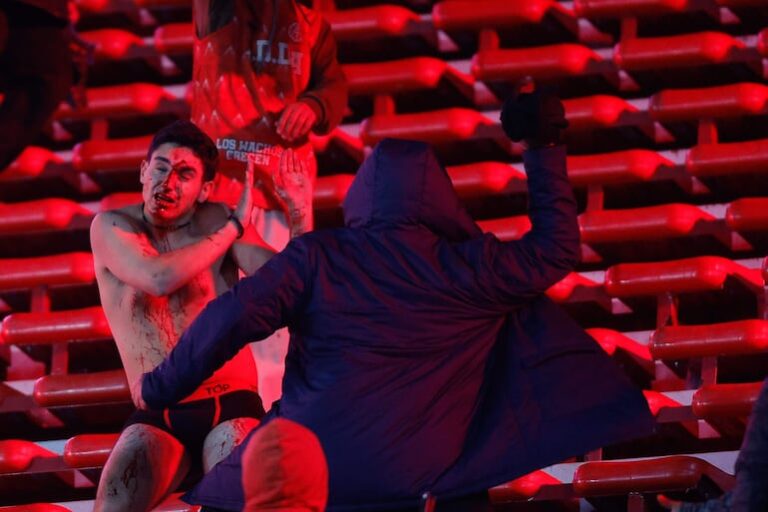 Los enfrentamientos entre aficionados de Independiente y de la U. – Fútbol Internacional