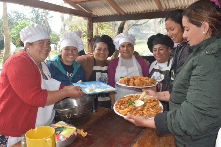 Mujeres de Ayolas se capacitan en productos de pescado.