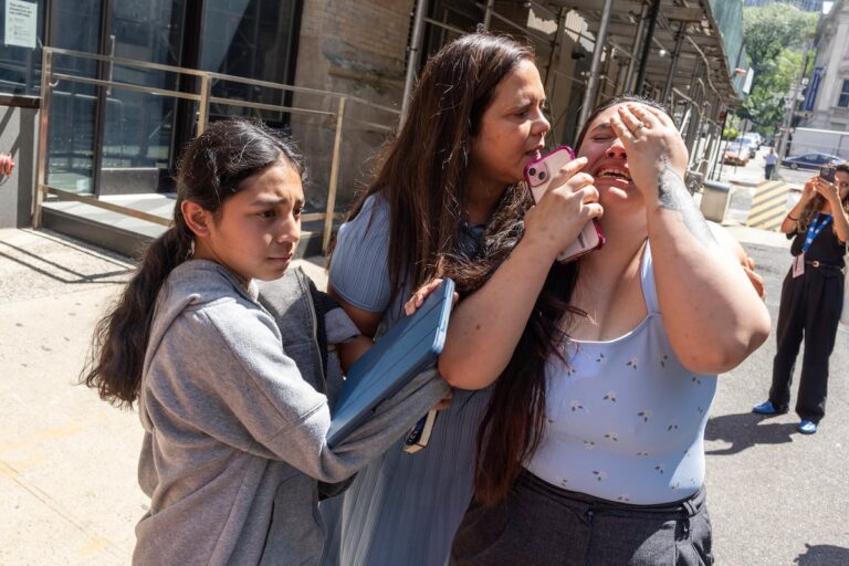«Perdimos todo»: las deudas se ahogan con las familias de los inmigrantes detenidos