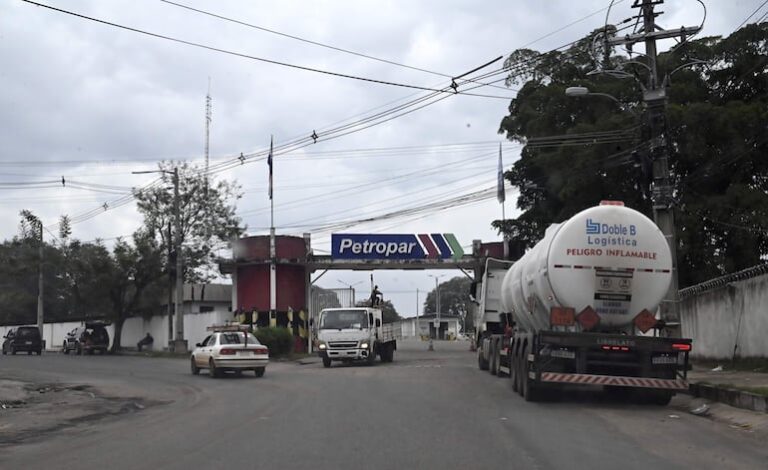 Petropar busca urgentemente gasoil de firmas catarí y emiratí.