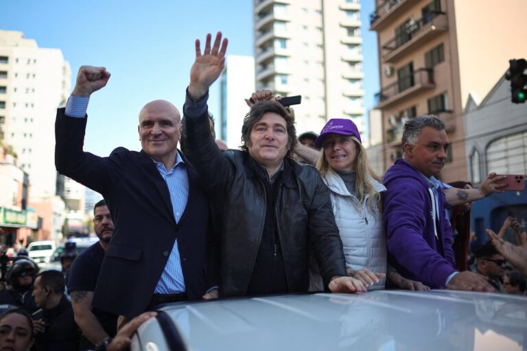 Piedras contra Milei: el gobierno radicaliza la polarización con el kirchnerismo