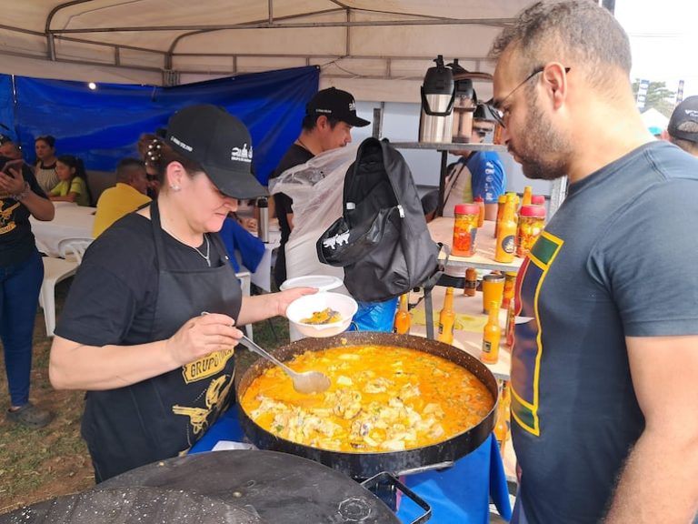 San Antonio: el aroma del pira caldo reunió multitudes.