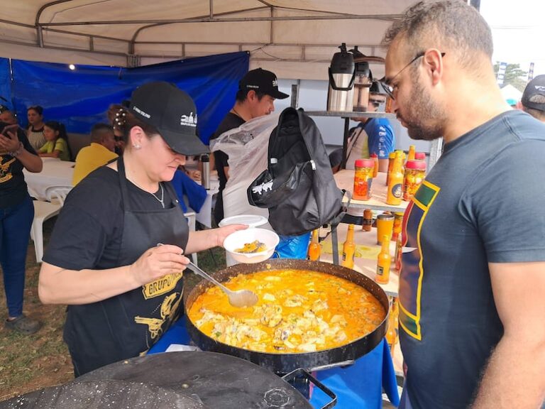 San Antonio: el aroma del pira caldo reunió multitudes.