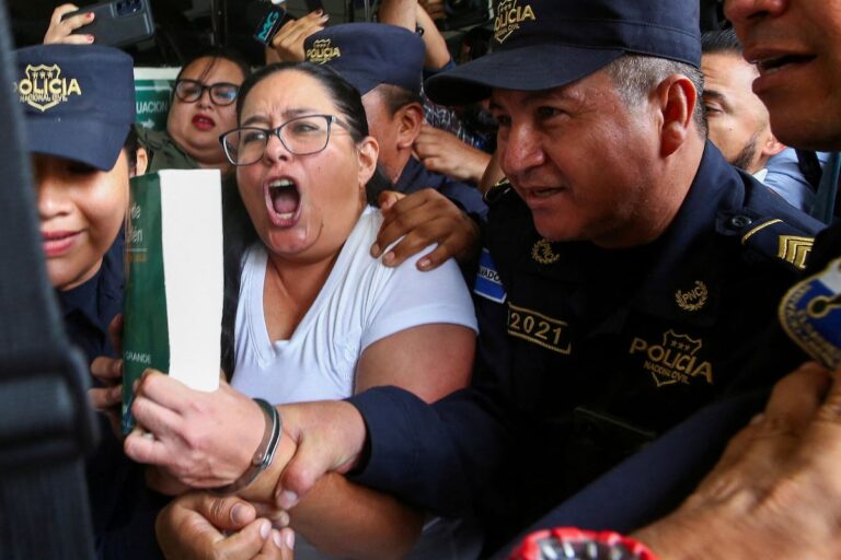 «Si se la llevaron a ella, ¿por qué no yo?»: La pregunta de un periodista salvadoreño exiliado