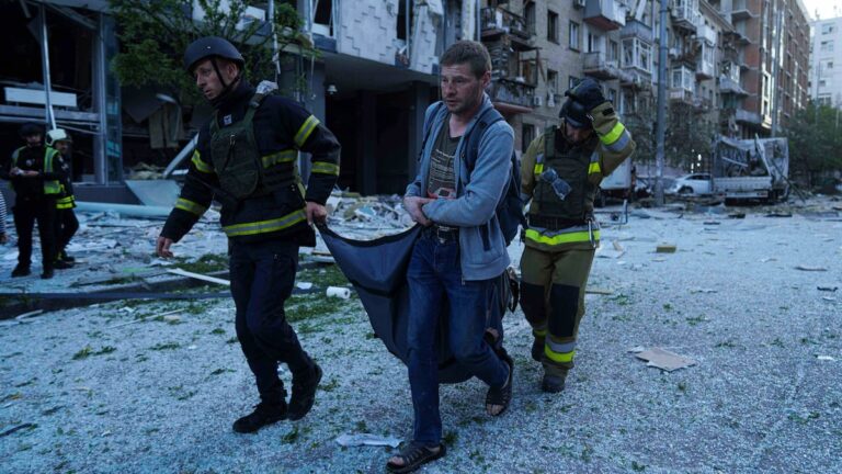 Ucrania: un gran ataque ruso contra Kiev causa al menos 15 muertos y daña la sede de la Unión Europea |