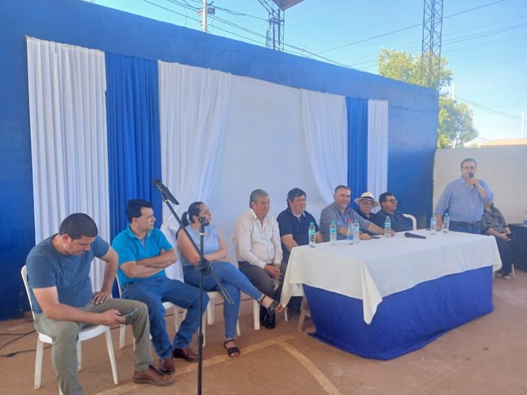 Vera Bejarano y Pakova firman acuerdo para elecciones municipales.