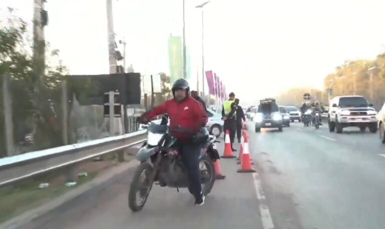 Voluntarios recurren a plataformas por escasez de buses.