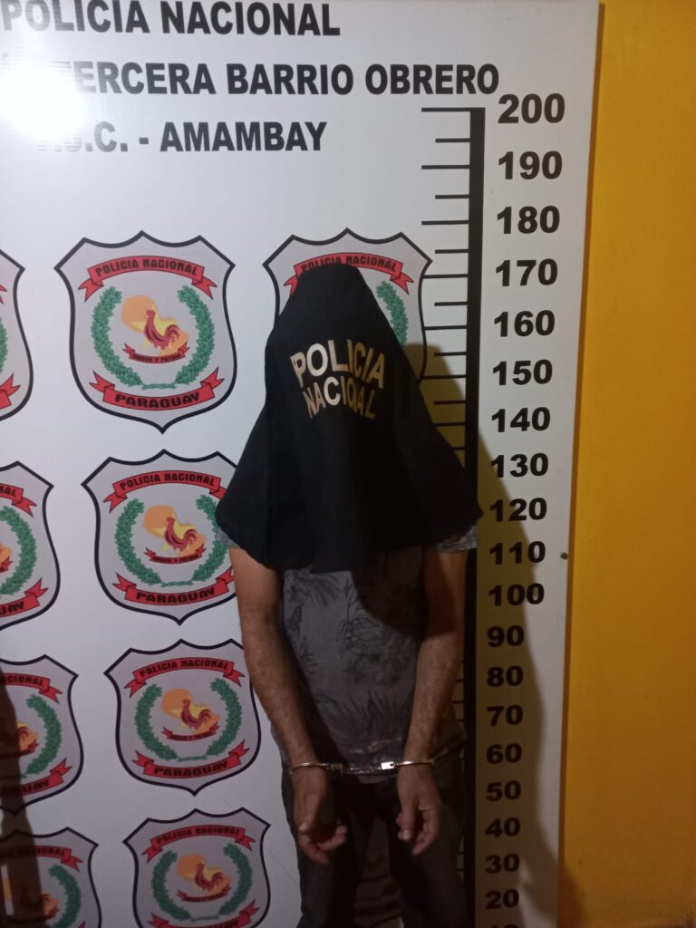 Vecino es detenido tras agredir y amenazar por quemar cubiertas en su patio