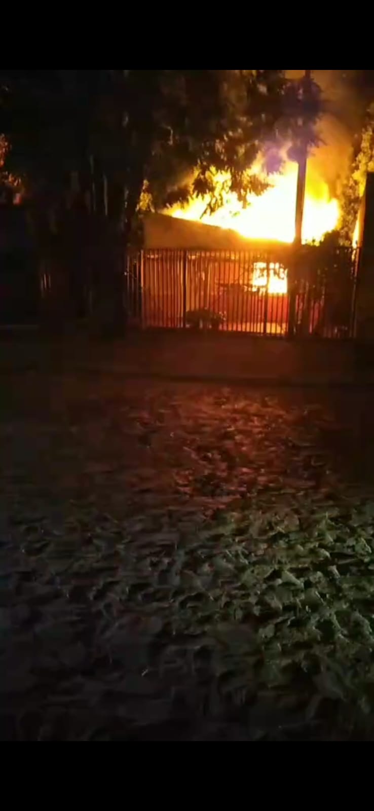 Incendio por corto circuito consume vivienda en barrio General Genes