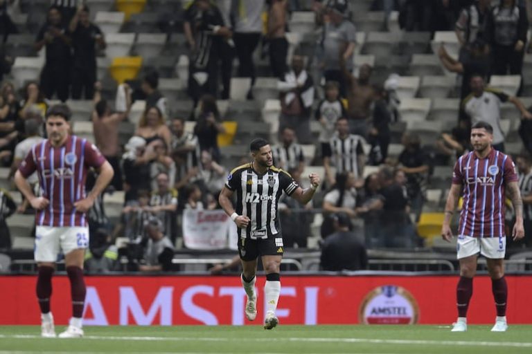 Mineiro da la vuelta al marcador con un tanto de