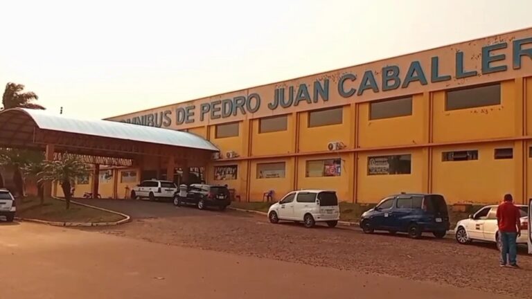 Taxistas y conductores de aplicaciones enfrentan pelea en Pedro Juan Caballero.