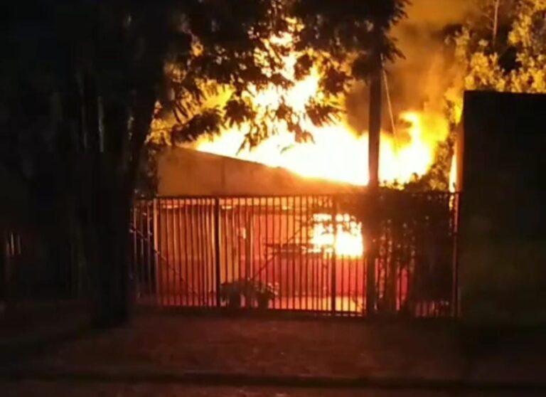 Cortocircuito causa incendio devastador en vivienda de Pedro Juan Caballero.