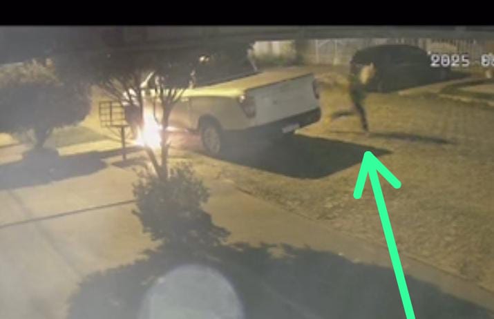 Captan a encapuchado intentando prender fuego a camioneta en PJC.