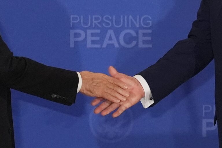 ¿Qué dice el lenguaje no verbal de la reunión entre Trump y Putin? Videos