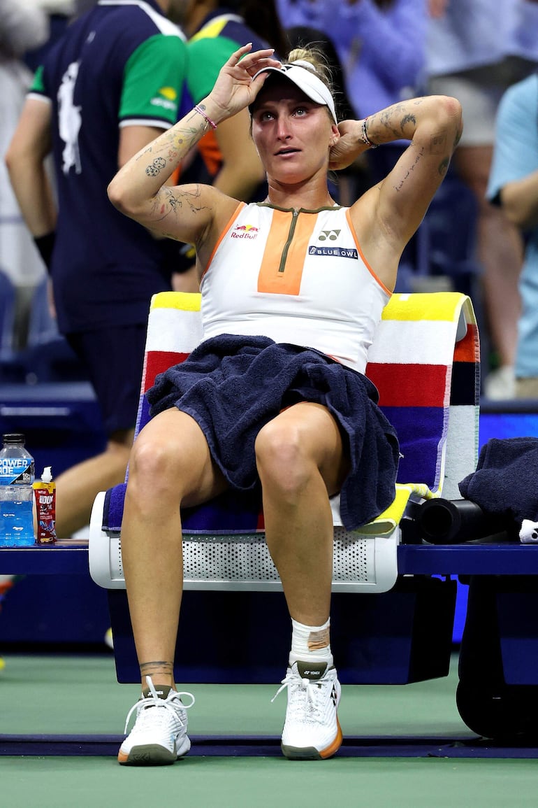 Vondrousova se retira por una lesión y Sabalenka avanza a