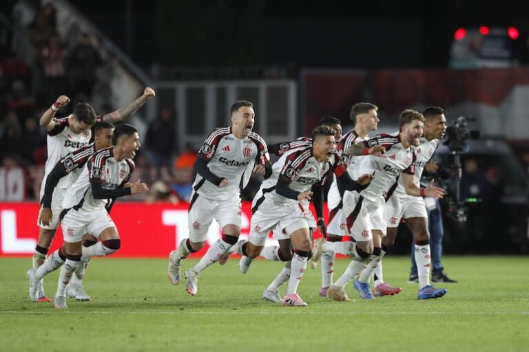 Flamengo supera a Estudiantes en penales y avanza a las semifinales de la Copa Libertadores.
