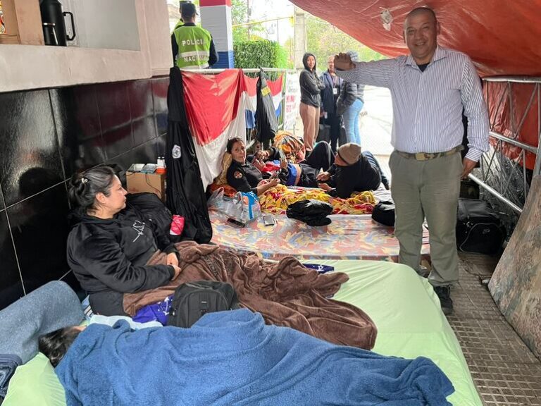 Agentes penitenciarios inician huelga, acampan ante Justicia.