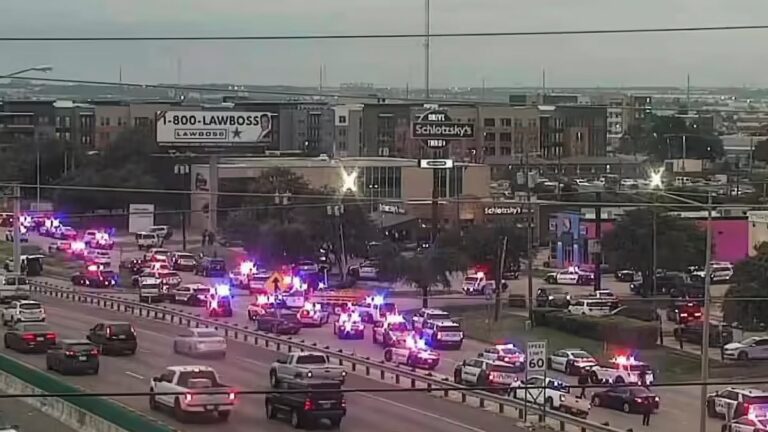 Al menos tres personas resultan heridas en un tiroteo en una oficina de hielo en Dallas.