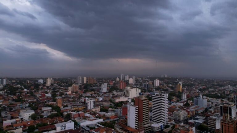 Alerta meteorológica en Paraguay por tormentas este jueves.