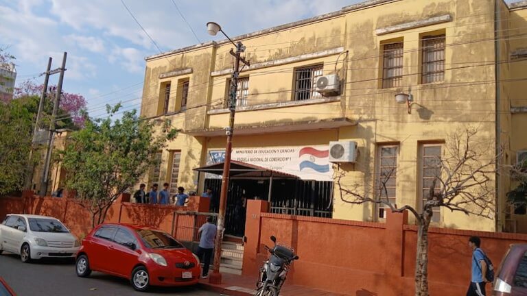 Alumno con cuchillo causa pánico en colegio asunceno.