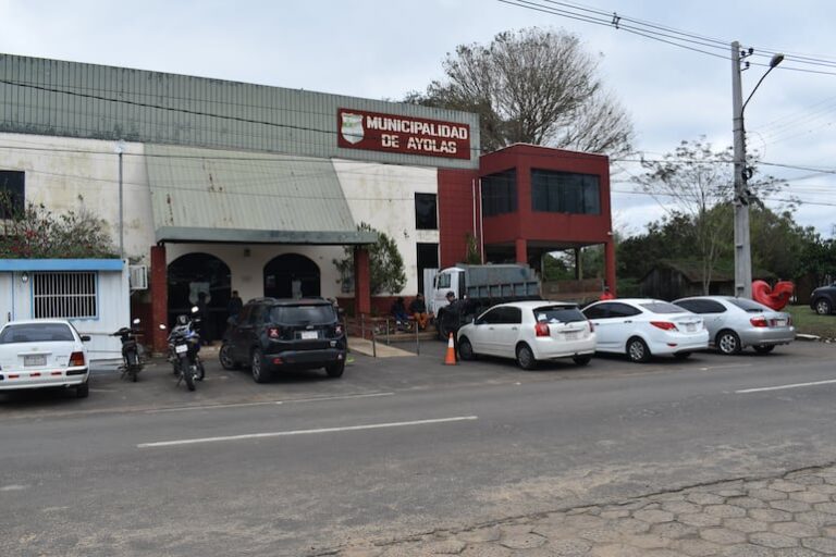Ayolas: empleados municipales esperan pago de salarios pendientes.