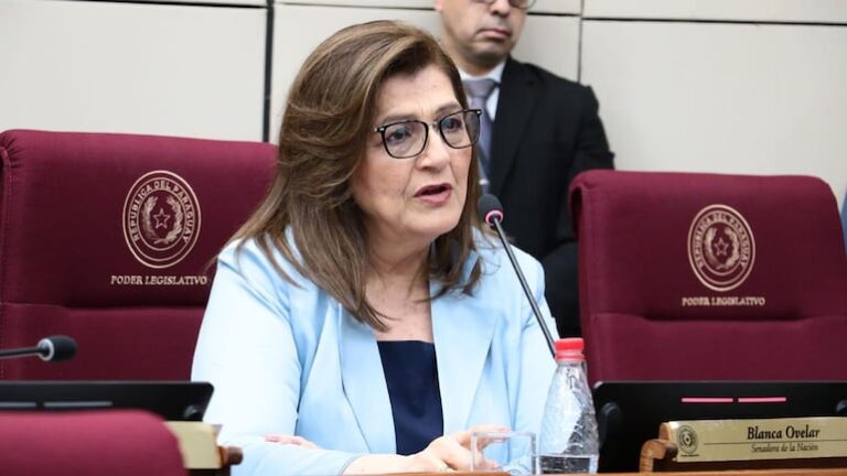 Blanca Ovelar critica el aumento de universidades privadas.