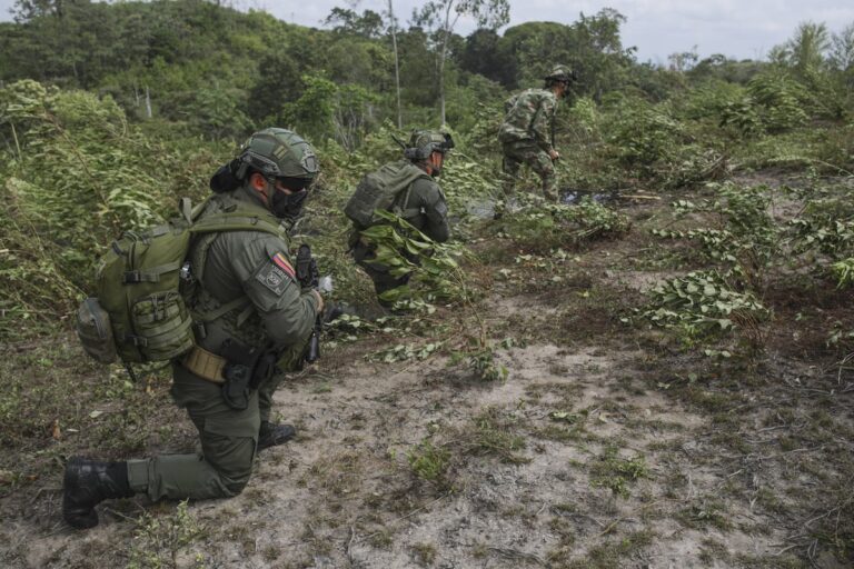 Bombardeos y glifosato: Petro apela a las ideas de seguridad que criticó anteriormente