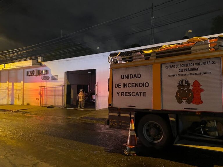 Bomberos sofocan incendio en depósito de Asunción.