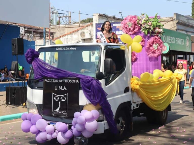 Caacupé celebra la primavera con el Corso de Flores.
