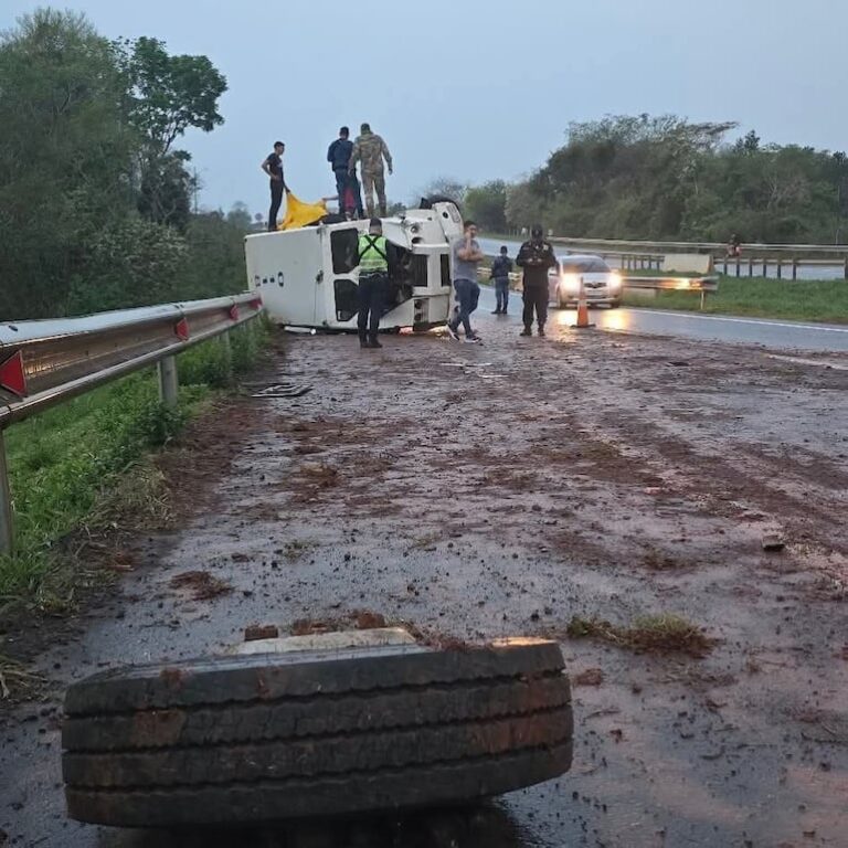 Camión de caudales vuelca en Caaguazú, cuatro heridos.