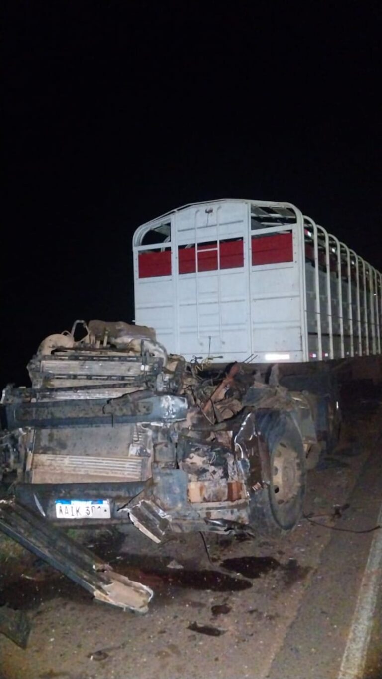 Camión sin cabina tras accidente en Arroyos y Esteros.