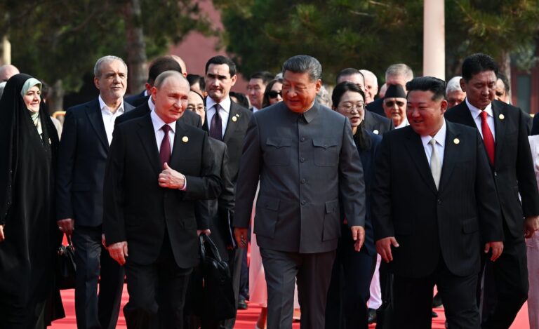 China exhibe poder de armas con Putin y Kim Flanking Xi en el desfile militar |